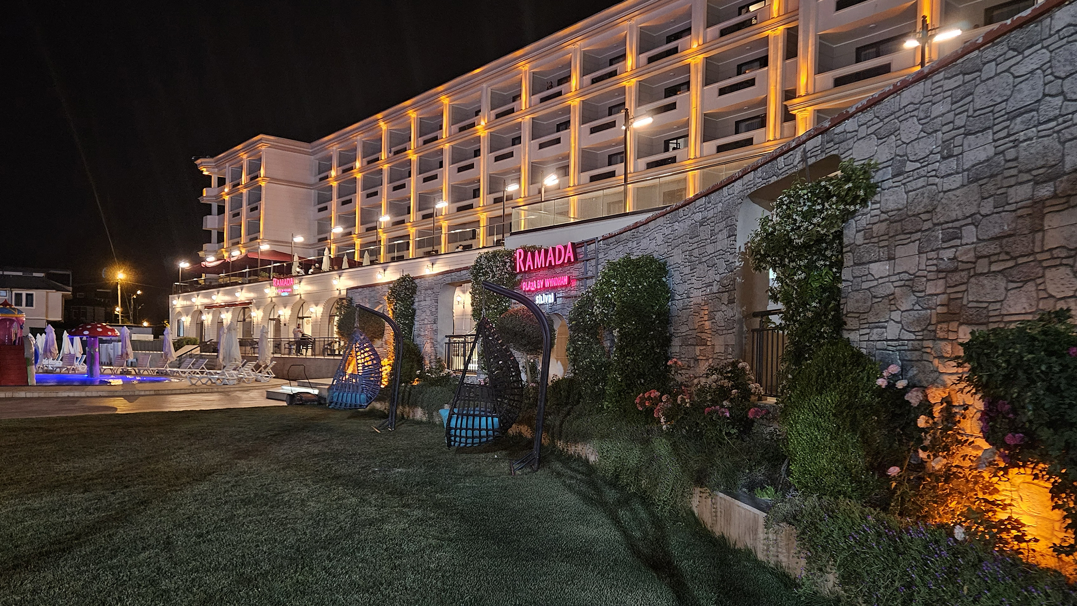 ramada-silivri-night